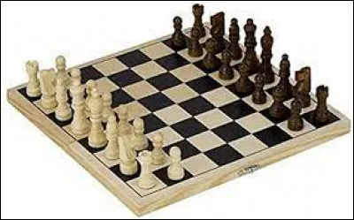 Maintenant, un petit peu plus compliqué. Il y a quatre sœurs dans le salon. La première sœur, Chloé, regarde la télé. La deuxième, Sarah, joue aux échecs. Et la troisième, Emma, joue aux jeux vidéo. Que fait la quatrième sœur, Sandra ?