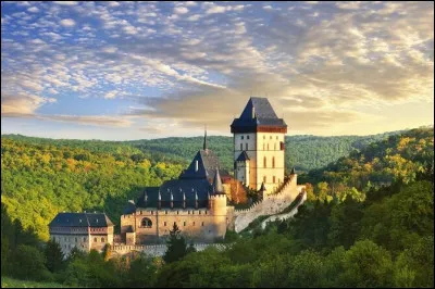 Monument : Dans quelle région se trouve le château de Karltejn ?