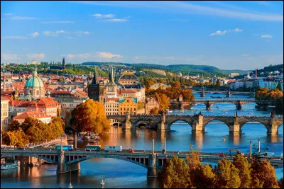 Géo : Quel fleuve traverse la ville de Prague ?