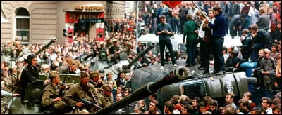 Histoire : Comment a-t-on appelé la période de lhistoire de la République socialiste tchécoslovaque durant laquelle le Parti communiste tchécoslovaque introduit le « socialisme à visage humain » et prône une relative libéralisation ?