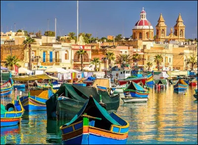 Ville : Comment se nomme cette ville qui a gardé son authenticité en n'abritant aucun gratte-ciel ou autre tour ?