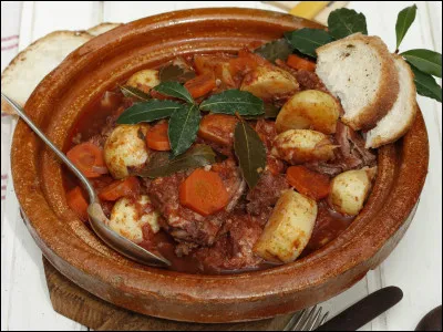 Gastronomie : Quelle viande contient le plat traditionnel appelé " Stuffat" ?