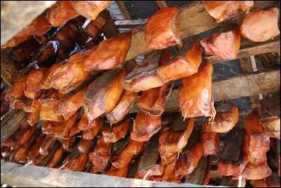 Gastronomie : De quoi est composé le plat typique appelé "Hákarl" ?