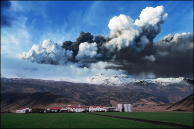 Géo : Comment s'appelle le volcan islandais qui s'est reveillé en 2010 et qui a paralysé toute l'Europe ?