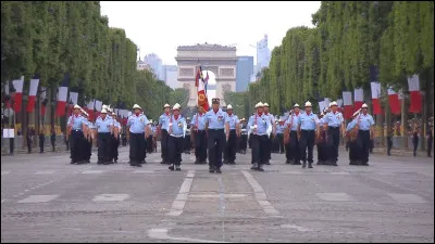 Est-ce que les pompiers défilent le jour de la fête nationale ?