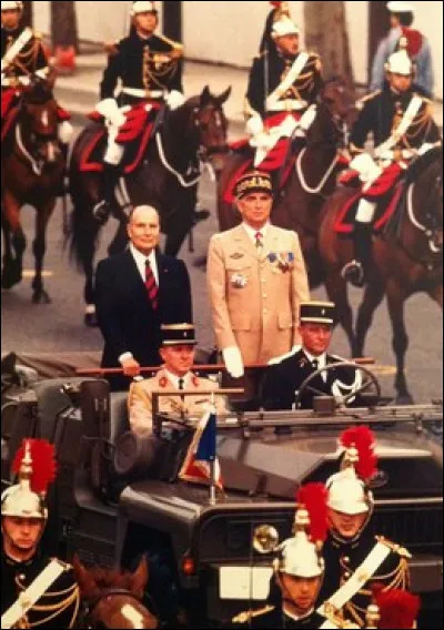 Qui accompagne la voiture du président avant la mise en place du défilé ?