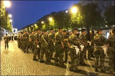Quelle est l'année où le défilé militaire s'est déroulé de nuit ?