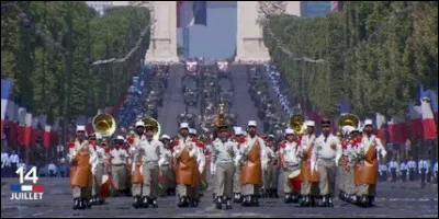Quelle unité à pied termine le défilé ?
