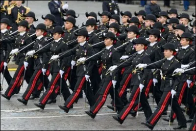 Quelle unité démarre le défilé à pied ?