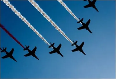 Qui ouvre généralement le défilé aérien avec ses fumigènes tricolores ?