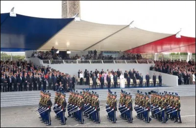 Où se situe généralement la tribune officielle durant le défilé parisien ?