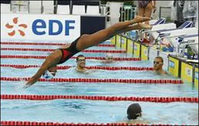 De quelle hauteur le plongeon de tr&egrave;s haut vol se pratique-t-il pour les hommes ?