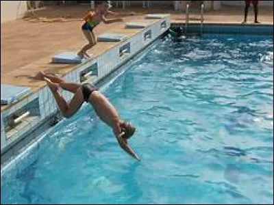 Lors d'un plongeon renvers&eacute;, dans quelle direction le plongeur effectue-t-il une rotation transversale ?