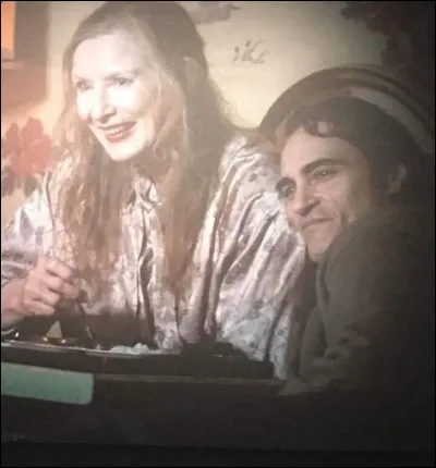 Sa mère a eu une liaison avec Thomas Wayne, et a donc eu Arthur de cette union.