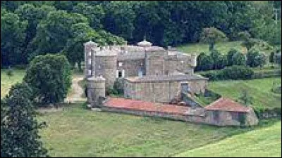 Autre r&eacute;gion, autre ch&acirc;teau. Vous avez sur cette image le ch&acirc;teau des Rieux, &agrave; Saint-Alban-d'Ay. Village d'Auvergne-Rh&ocirc;ne-Alpes, dans l'aire d'attraction d'Annonay, il se situe dans le d&eacute;partement ...