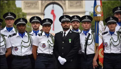 Des policiers défilent aussi pendant cette manifestation :
