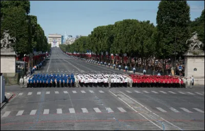 Qui est le principal responsable de l'organisation générale de ce défilé ?