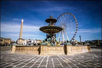 Le cortège se termine jusqu'à la place...