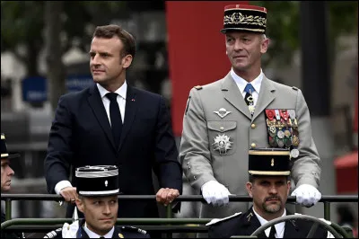 Quand le défilé se termine, les militaires saluent le président de la République :