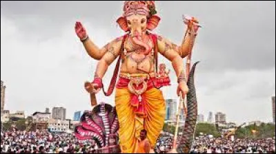 La f&ecirc;te de Ganesh se d&eacute;roule :