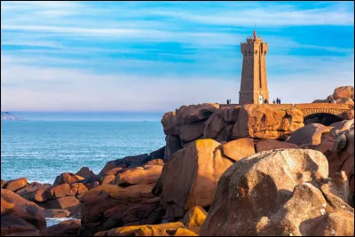Ce phare, construit en granite rose, se situe en Bretagne, dans le département des Côtes-d'Armor. Il s'agit du...