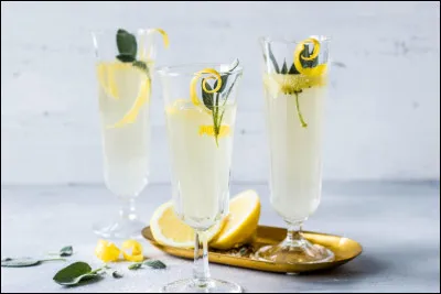 Cette boisson a été connue dès la Première Guerre mondiale ; c'est un mélange de jus de citron, de sucre, de gin et de champagne...