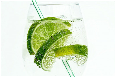 De l'eau, de l'édulcorant, des glaçons et le fruit que vous voyez sur l'image permettent de former cette boisson :