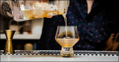 Originellement, il s'agit d'un mélange à parts égales de cognac et dabsinthe. Certains y ajoutent du gin...