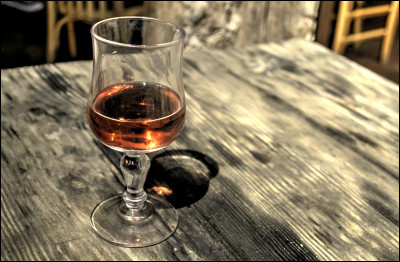 Cette eau-de-vie française est distillée à partir du raisin ou à partir de vieux vin ; elle porte le nom d'une commune française et sa production a surtout été mise en place en Charente et en Charente-Maritime !