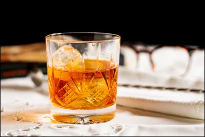 Ce cocktail extrêmement classique est très simple à préparer : il s'agit de volumes égaux de cognac et dAmaretto, dans un verre empli de glaçons...