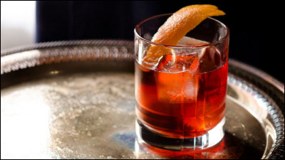 De son autre nom "le cousin du Negroni", ce cocktail est fait de vermouth sucré, de Campari et de bourbon ou de whisky de seigle. Cette boisson n'est pas originellement française, mais la France lui apporte traditionnellement une french touch : un zeste d'orange, ou de cerise...
