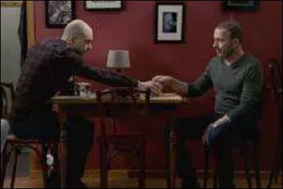 Qui a essayé de retenir Sunalee sur le toit ?