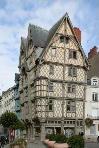 La maison d'Adam est une célèbre maison à colombages que l'on peut trouver à Angers.