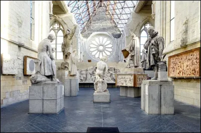 La galerie d'art David d'Angers abrite une verrière et des statues en plâtre.