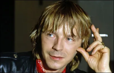 ''Pis donner à bouffer à des pigeons idiots
Leur filer des coups de pied pour de faux'' sont des paroles extraites de quelle chanson de Renaud ?