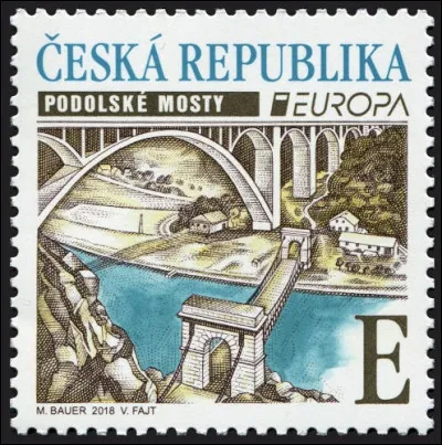 Tchéquie > Ce pont là (le grand, à gauche), Mesdames, Messieurs, a quelque chose d'historique : quoi donc ?