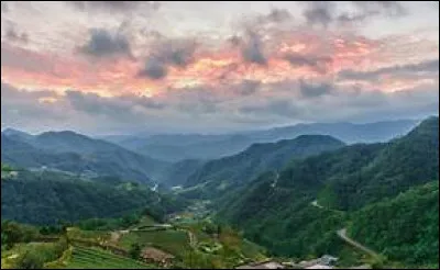 Combien de langues officielles ce pays possède-t-il ?