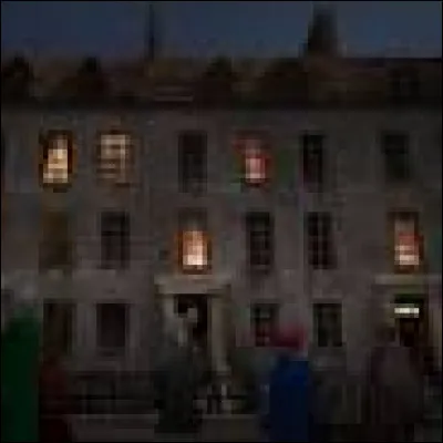 Qui vient la nuit dans la chambre de Harry pour l'emmener dans le quartier g&eacute;n&eacute;ral de l'Ordre du Ph&eacute;nix ?