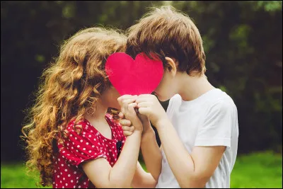 Où est l'homme avec qui elle a partagé son premier baiser ?
(que l'on voit.)