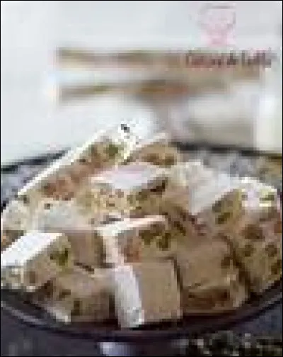 Entre des feuilles de quoi la pâte de nougat est-elle posée juste après avoir été confectionnée ?