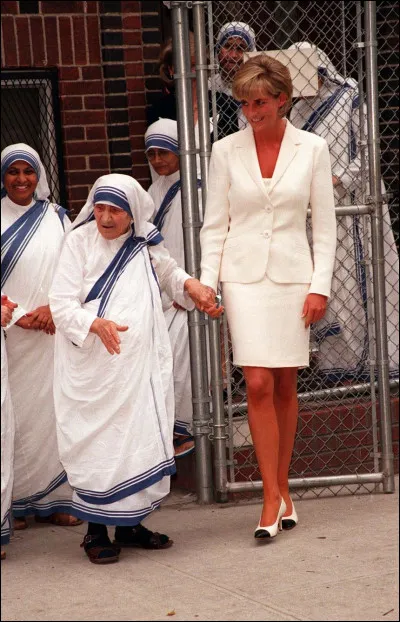 Pendant sa vie, Mère Teresa a rejoint le couvent chez les surs de Lorette :