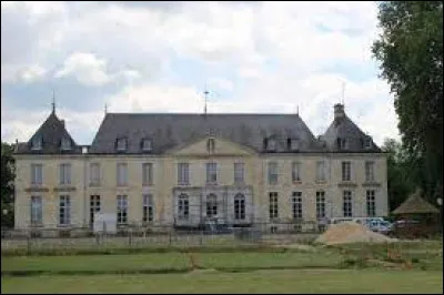 Je vous propose de partir en Bourgogne-Franche-Comté, à la découverte du château de Cheney. Village de l'aire d'attraction de Tonnerre et dans l'arrondissement d'Avallon, il se situe dans le département ...