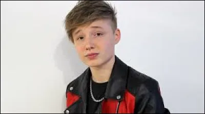 Cette première chanson a eu un énorme succès dans son pays. A quelle place son single se trouvait-il dans le classement des ventes de singles dans son pays ?