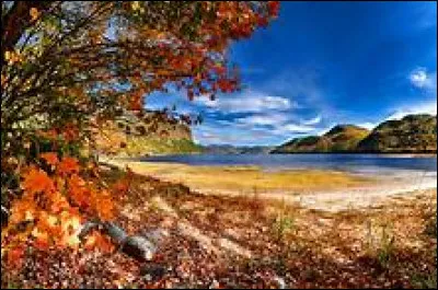 De quelle région est-elle limitrophe par le sud ?