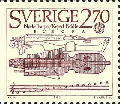 Suède > D'après vous, avec quoi joue-t-on de ce "nyckelharpa", appelée aussi "vièle à clavier" et typiquement upplandais ?