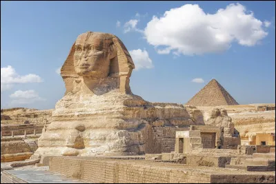 En observant bien ce sphinx gardant les pyramides, on a pu constater que sa tête était petite par rapport à son corps. Pourquoi ?