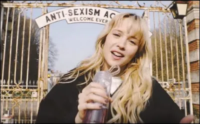 Qui est cette chanteuse belge qui le 14 avril 2019, dévoile le vidéoclip de "Balance ton quoi" ?