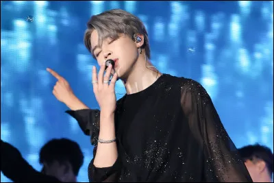 Quel membre a grandi dans une famille pauvre ?