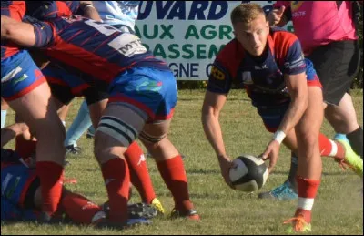 Quel joueur introduit le ballon et gère généralement sa sortie en mêlée au rugby ?