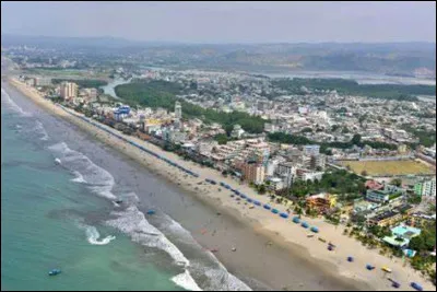 Quelles est cette ville d'Équateur située au bord de l'océan Pacifique, principal port d'exportation du pays lié à sa raffinerie pétrolière ?